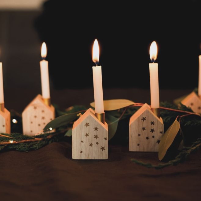 Kouzlo světla v dřevěném domečku 🌙 Na skladě poslední 3 kousky – a pak konec! 👇👇 www.zutulnuj.cz #vanoce #svicny #hygge...